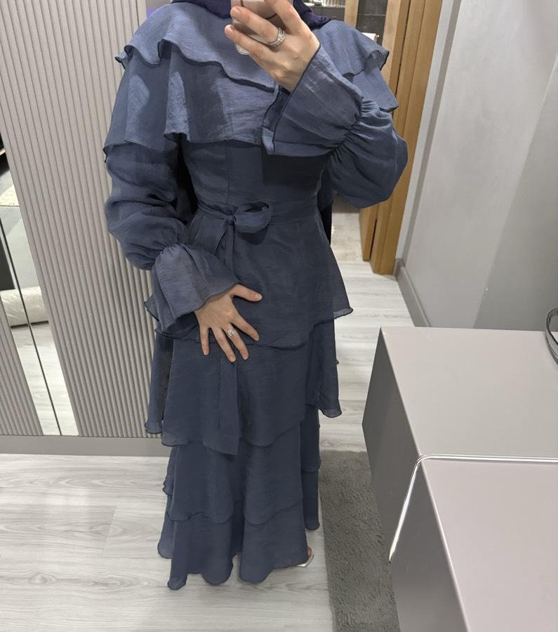 Pelerin detaylı volanlı elbise - Görsel 2